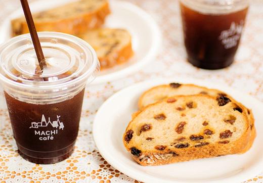 akiko_lawson's tweet image. 【ローソン】「ワイン香るレーズンブレッド」がお気に入りです！小麦の風味が豊かなパン生地に、赤ワインで漬け込んだカリフォルニアレーズンとオレンジピールを練り込みました(^^) eng.mg/e6e34