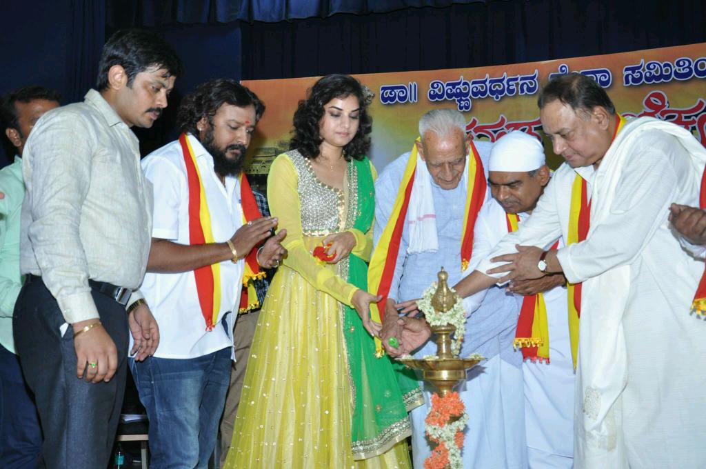 DrVishnuDadaFc's tweet photo. ತಿಂಗಳ ನೋಟ - ಜೂನ್ 07
#vss ಸಾರಥ್ಯದಲ್ಲಿ ಕನ್ನಡ ಮಾಣಿಕ್ಯ ಎಂಬ ಮಾಸ ಪತ್ರಿಕೆ  ಲೋಕಾರ್ಪಣೆಗೊಳಿಸಿದೆವು.
@nallanagendra @raghuramdp http://t.co/ibG5cnAdZu