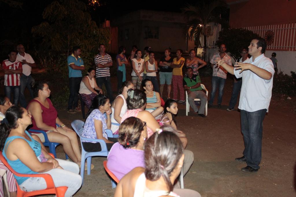 RedPorSincelejo's tweet photo. Finalizamos la noche de la mano de Dios, junto a los habitantes del barrio Seis de Enero. Gracias por su respaldo! http://t.co/tshtMBwvyp