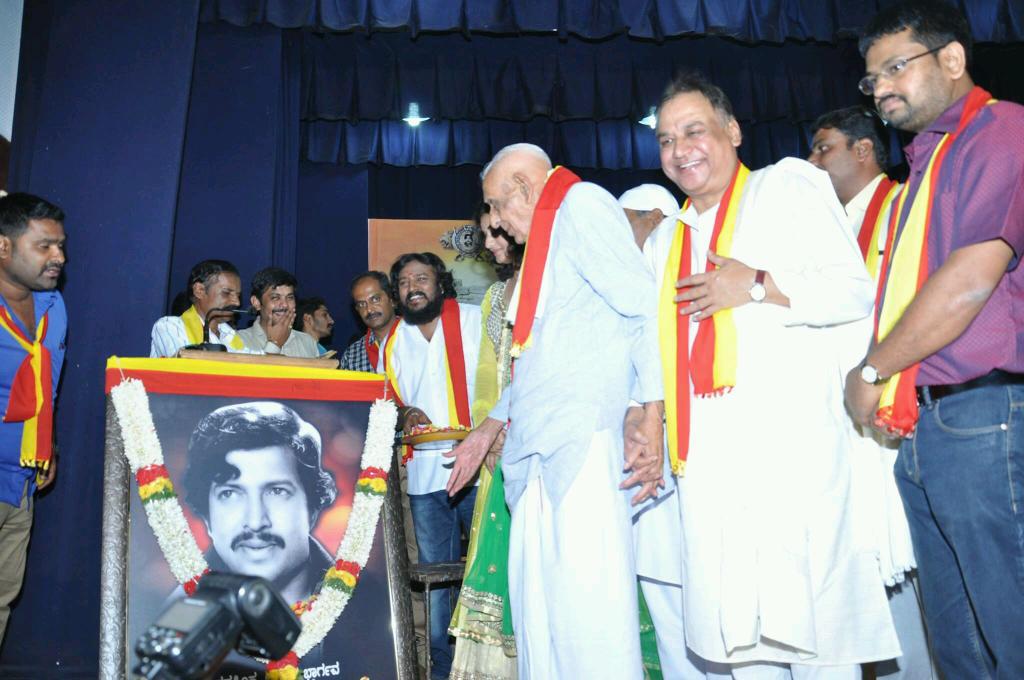 DrVishnuDadaFc's tweet photo. ತಿಂಗಳ ನೋಟ - ಜೂನ್ 07
#vss ಸಾರಥ್ಯದಲ್ಲಿ ಕನ್ನಡ ಮಾಣಿಕ್ಯ ಎಂಬ ಮಾಸ ಪತ್ರಿಕೆ  ಲೋಕಾರ್ಪಣೆಗೊಳಿಸಿದೆವು.
@nallanagendra @raghuramdp http://t.co/ibG5cnAdZu