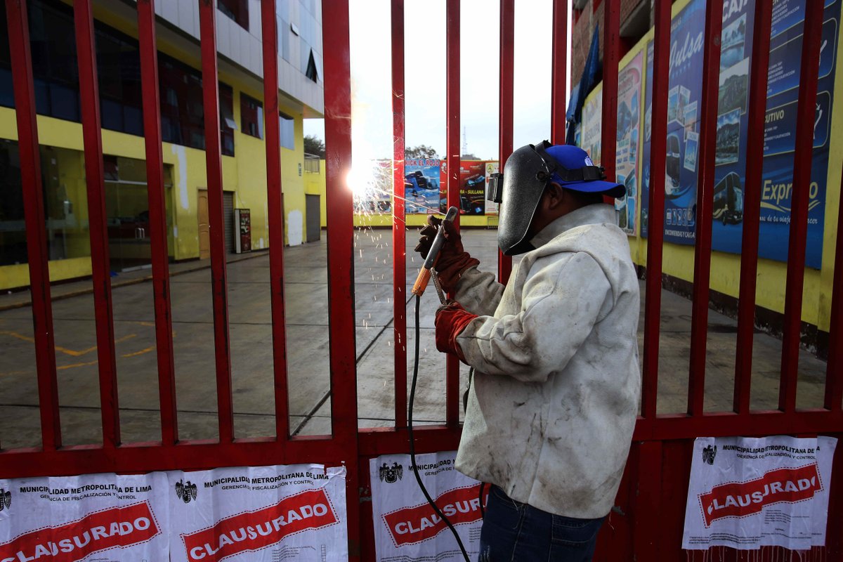 MuniLima's tweet photo. Siguen operativos de clausura de empresas de transporte por funcionar de manera informal. ➝ http://t.co/tVr0lu649P http://t.co/Txhg6xLvzW