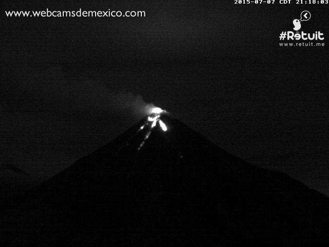 webcamsdemexico's tweet photo. El Volcán de Colima arrojando material incandescente en estos momentos: http://t.co/Zt4jZfOnog
