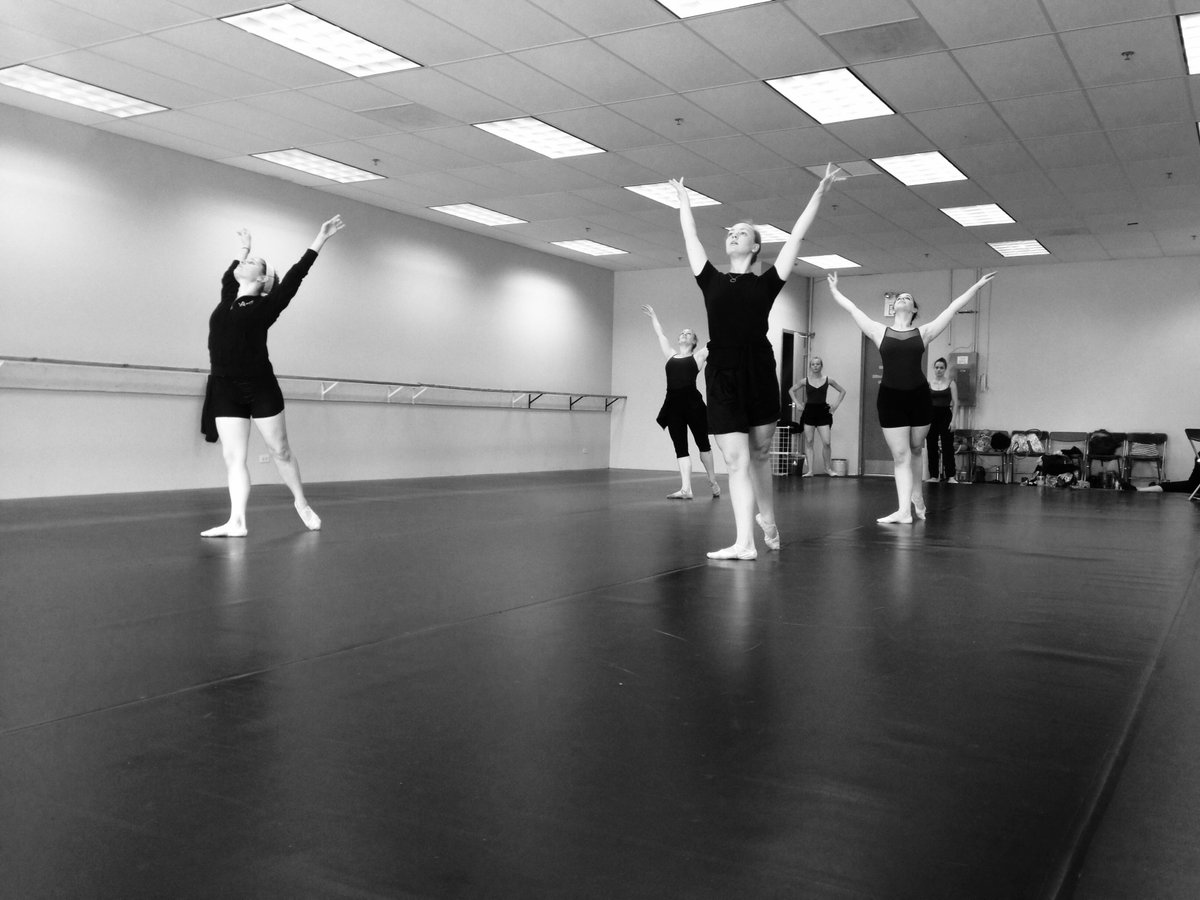 Ballet58chi's tweet image. Rehearsals for Preston Miller&apos;s &quot;And Mercy&quot; continue...
#creationprocess #rehearsal