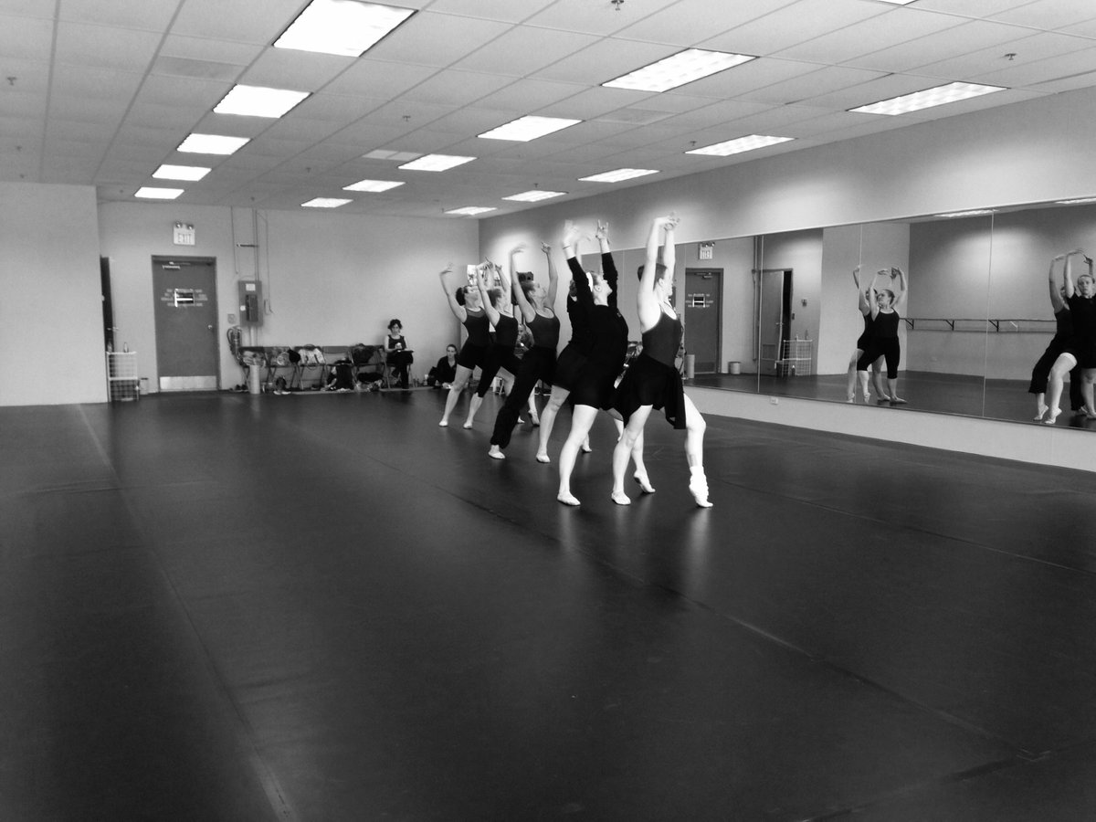 Ballet58chi's tweet image. Rehearsals for Preston Miller&apos;s &quot;And Mercy&quot; continue...
#creationprocess #rehearsal