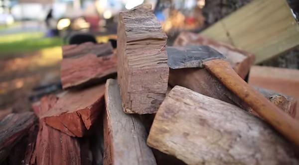 Timber Talk: How to Choose the Right Wood for Barbecuing bit.ly/1HLUHes via <a href="/ausbbqa/">Aus BBQ Alliance</a> #BBQ #BBQExpo