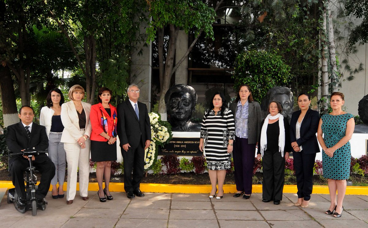 PRI_Nacional's tweet photo. Hoy rendimos homenaje a Hilda Anderson en nuestra sede nacional. @DivaGastelum http://t.co/IssXOtf5Cp http://t.co/nzs6SPweRu