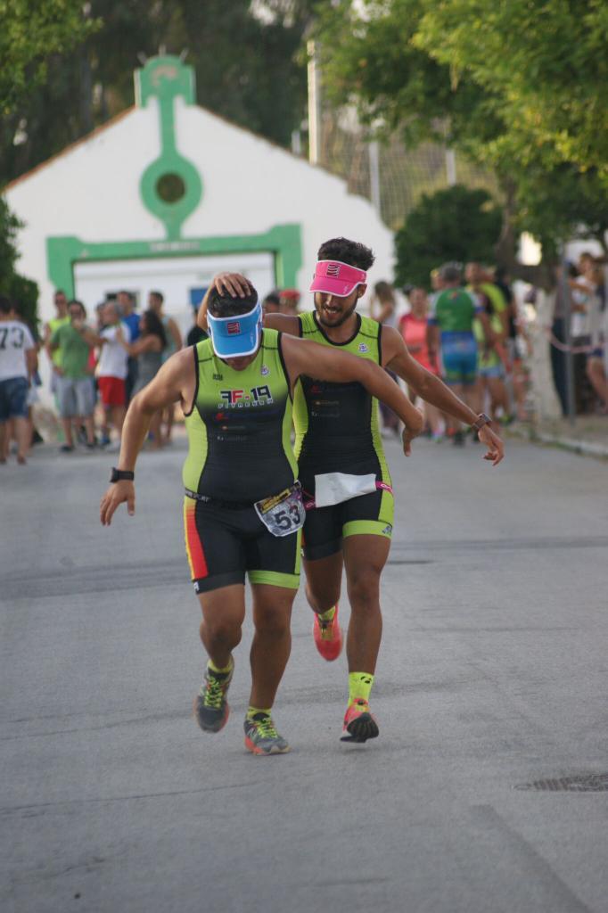 CarlitosGuti7's tweet photo. Cuando solo piensas en disfrutar, todo lo demás da igual. #duatlon #running #unetealrosa #triadict #equipo http://t.co/L9MXUkkMhG