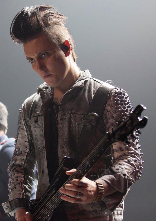 Happy Birthday to one of my absolute favorite guitarist, Synyster Gates!!  