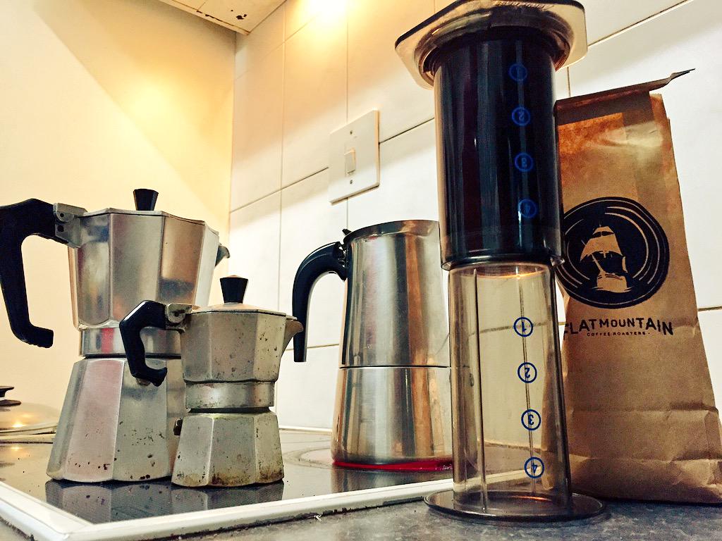 DeanThorGrobler's tweet photo. @coffeekenworld @3AMCaffe @WearableGuru @elenaruizsanche @koffigasm When the Family gathers #aeropress #flatmountain http://t.co/ctX82PZsqQ