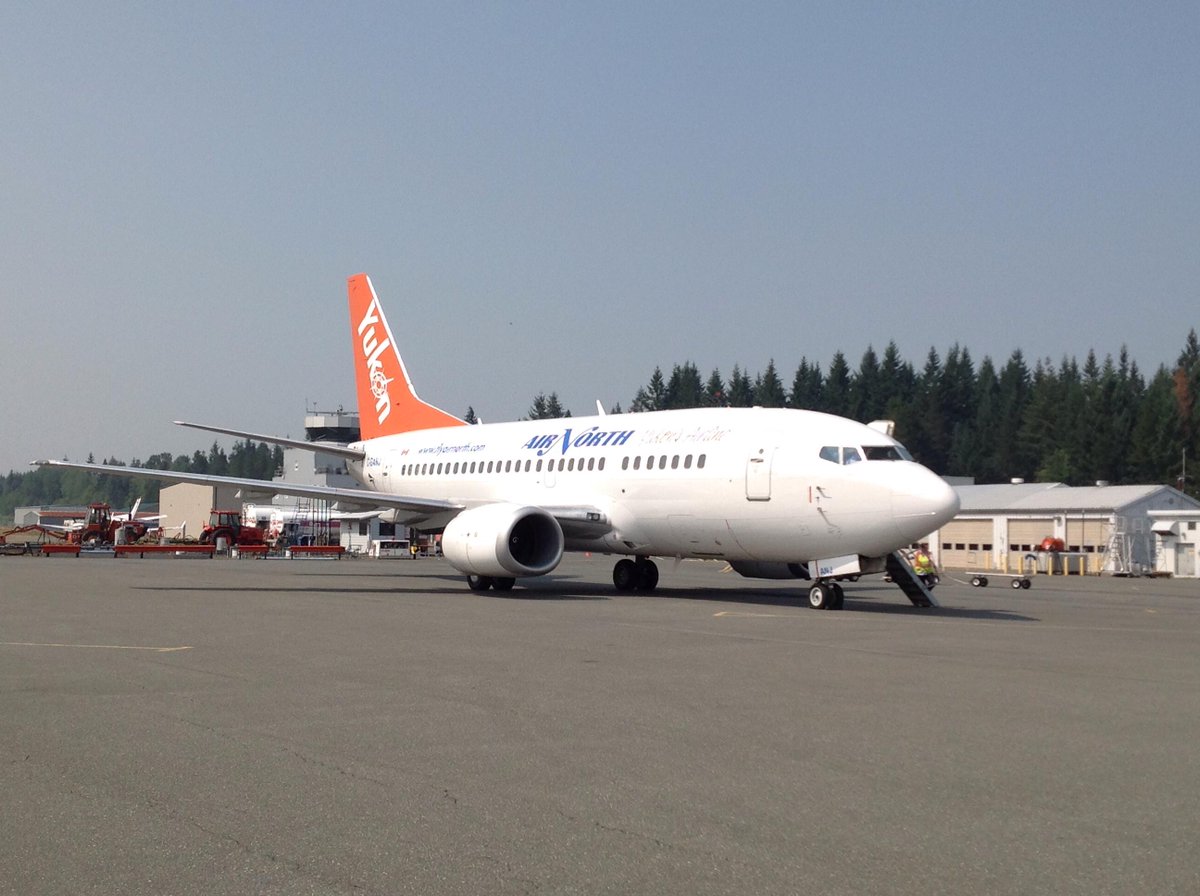 Air North dropping off passengers 737 Charter.