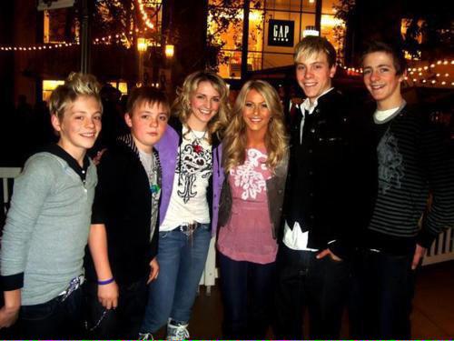 GottaBeBrady's tweet photo. a early #tbt with cousins and mother❤️ http://t.co/Mf50A50suq