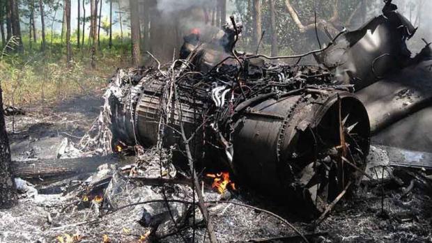 CBCNews's tweet photo. Two people killed in fighter jet collision with small plane over South Carolina http://t.co/sbazvFE8Zm http://t.co/EcpebpNnjd