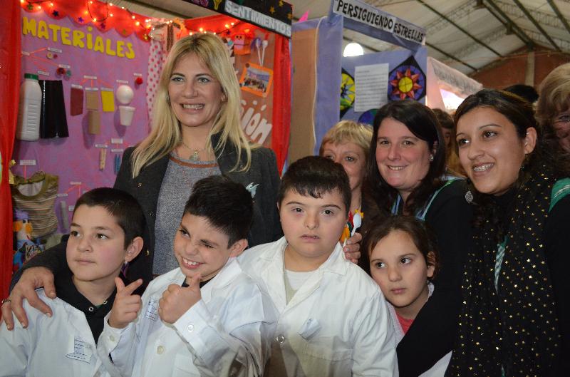 CpitanSto's tweet photo. Feria de Ciencias y Tecnología contamos con la presencia de Nora de Lucia y la Región 12 completa, todo un éxito!!! http://t.co/EvUOJJNvGs
