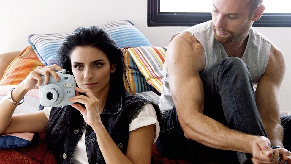 VIDEO: <a href="/AiSlinn_Derbez/">Aislinn Derbez</a> y <a href="/guerofranco/">luis ernesto franco</a>​ para #MyCalvins Denim Series, ¡de lo más hot y cool! bit.ly/1flodwU