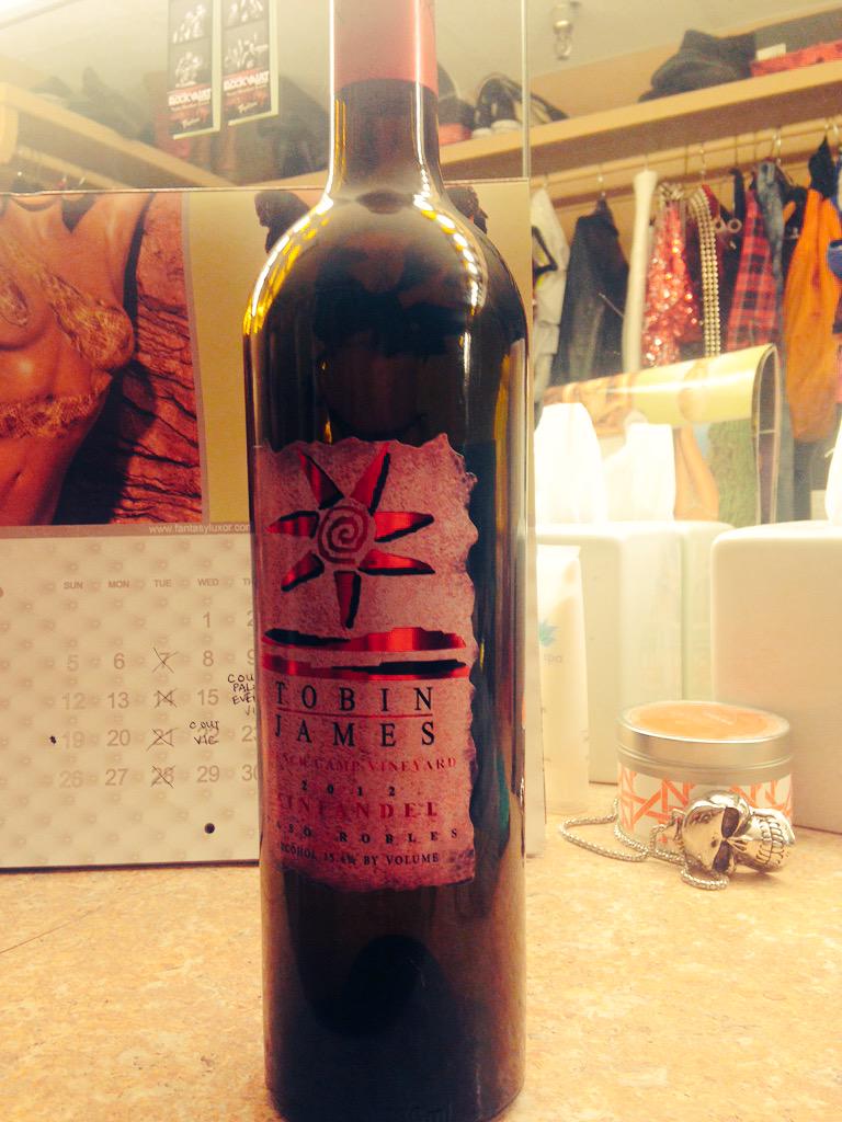 thesarahjessica's tweet photo. Thank you @JasonBoyleston for keeping us hydrated! #showfun #FantasyCalendar #dressingroom @Rock_Vault @CRichards http://t.co/fdsPaIRYuj
