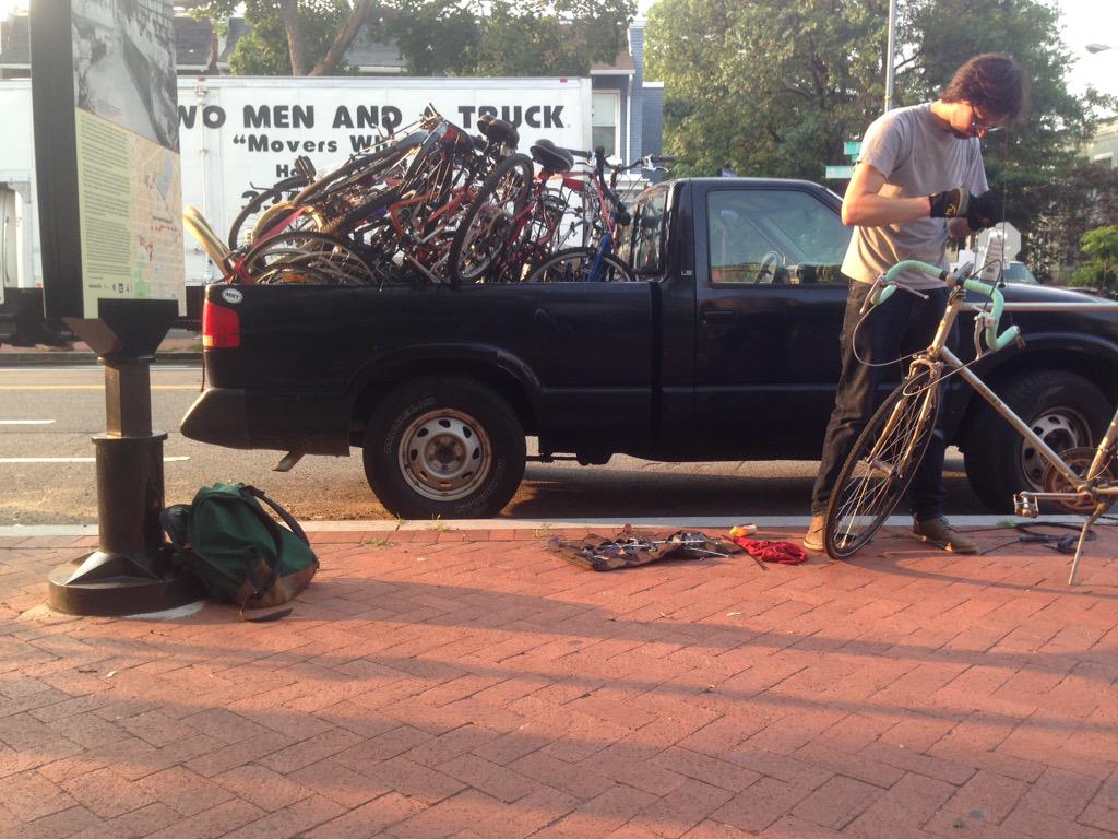 SashaLynne's tweet photo. tune up tuesday. @DistrictFix  - savior! @aCreativeDC mobile bike shop. #Hst http://t.co/tOHX8iZscj