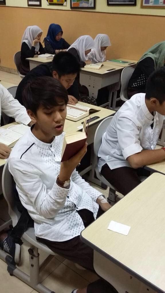 xgenesiv's tweet image. "@CJRmyBeloved: Tadarus Al-Qur'an @ SMA GIS @iqbaale http://t.co/QfjxdsUR6k"