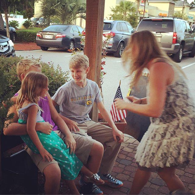 seanseay's tweet photo. The way the family pic goes down.
#SitStraight
#NoGangSigns
#StopSpittingOnHer
#SmileA… http://t.co/CzfDxyc8SU http://t.co/n2GIgaezTW