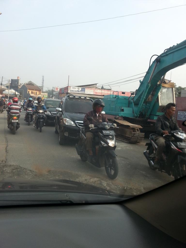 BekasiUrbanCity's tweet photo. 7:53 #lalin via @INurfajri situasi jl swatantra jatiasih bekasi kondisi tersendat sedikit ada perbaikan jalan http://t.co/W95sCQYj4b