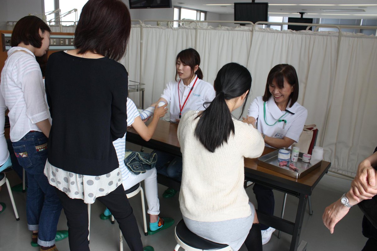 트위터의 神戸常盤大学 入試広報課 님 神戸常盤のオープンキャンパスは 体験学習が充実 医療検査学科 免疫検査でabo血液型の判定 生理機能検査でサーモグラフィーチェック 口の細胞の染色も 看護学科 赤ちゃん沐浴 妊婦体験 マネキン聴診体験 白衣体験