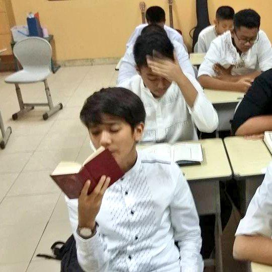 xgenesiv's tweet image. "@CJRmyBeloved: Tadarus Al-Qur'an @ SMA GIS @iqbaale [2] http://t.co/qFGipAZBPc"