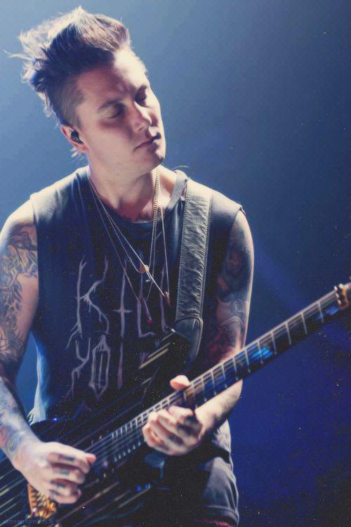 Mi segundo guitarrista favorito y una de mis mayores inspiraciones. Happy Birthday Synyster Gates 