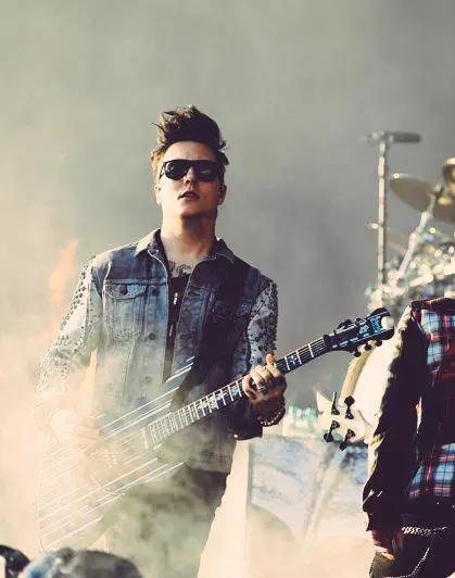 Happy birthday to one of my fav guitarist of all time, Synyster Gates. Keep on shredding 
