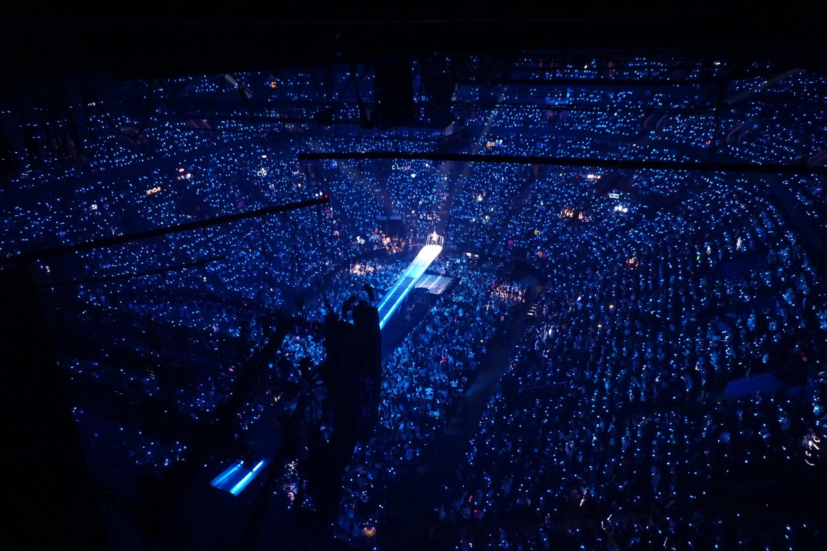taylornation13's tweet photo. AFTER #1989TourMontreal http://t.co/Yi9MVfzyEK