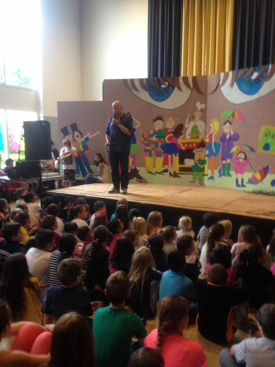 Meester Herman kondigt de afscheidsmusical aan! #groep8 #afscheid
