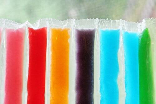 ToTheMoonxIrwin's tweet photo. THIS IS IMPORTANT 
WHAT DO YOU CALL THESE WHERE YOU LIVE APPARENTLY THERES MANY NAMES I THOUGHT THEY WERE FREEZE-POPS http://t.co/yDhURju0XP