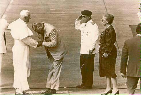 yesenia1211's tweet photo. La gran diferencia, Juzguen Uds. #FranciscoenEcuador http://t.co/ZrRjCpY3xz