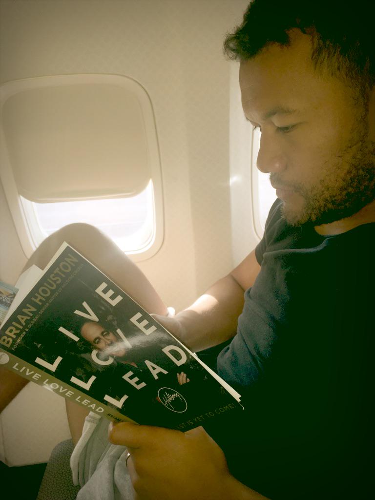 katygourlay's tweet photo. Flying to Melbourne &amp; @sefapaulo is loving reading, Live Love Lead on the airplane @brianchouston http://t.co/CqIFoPrYNs