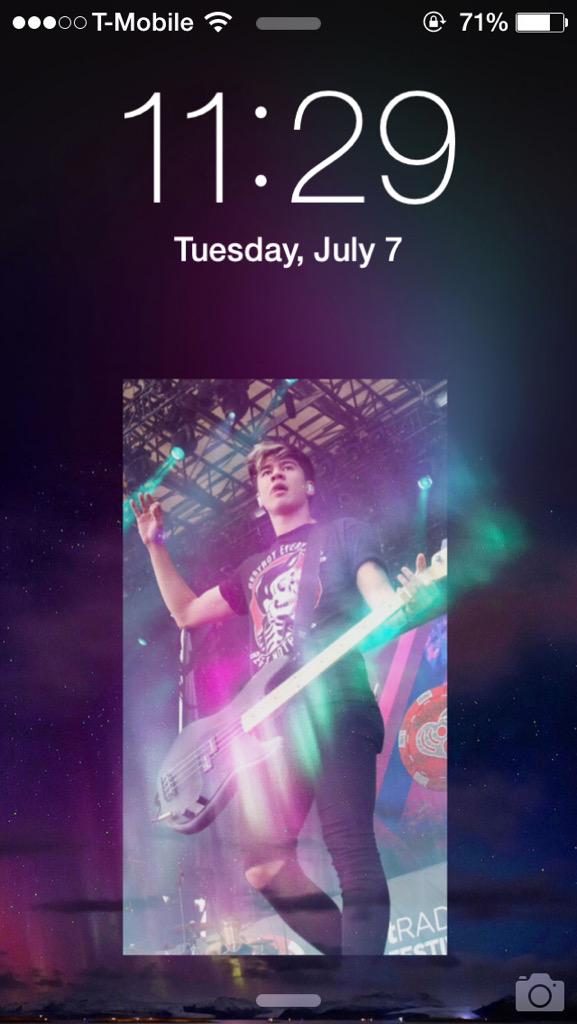 1DLoveLife__'s tweet photo. RT if you want this Calum lockscreen 🌌 http://t.co/lpStArq9CQ