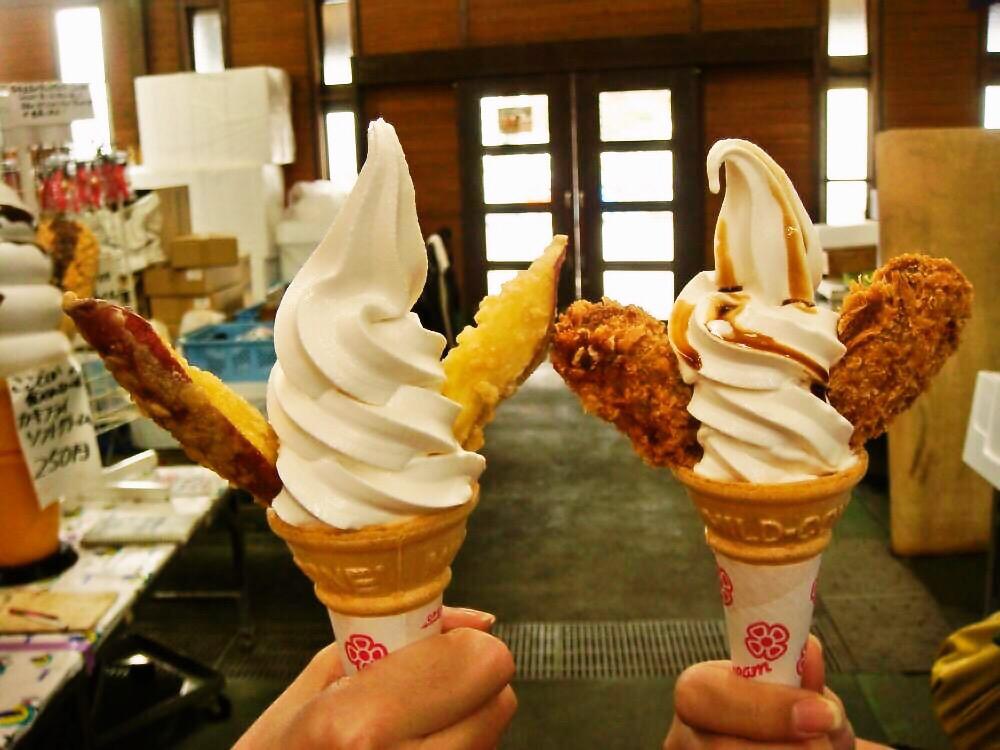 ice_love02's tweet photo. 岡山県にある五味の市♪
カキフライソフト♡

カキフライが刺さってるw♡ https://t.co/V9M9bZCx3U