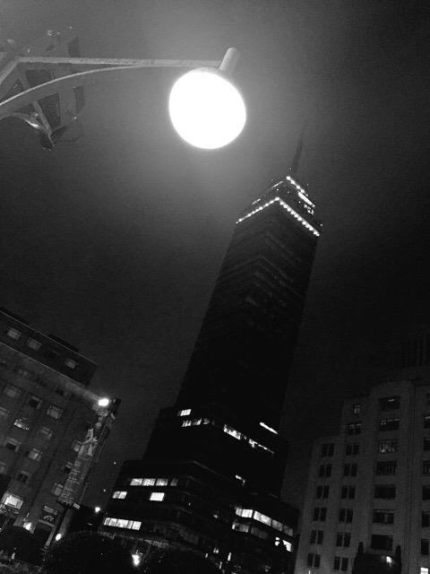 Cosmoestereo103's tweet photo. Desde la emblemática Torre Latinoamericana Cosmoestereo 103 irradia buena vibra y alta energía buena noche COSMOBANDA http://t.co/m0aYI6t1Tg