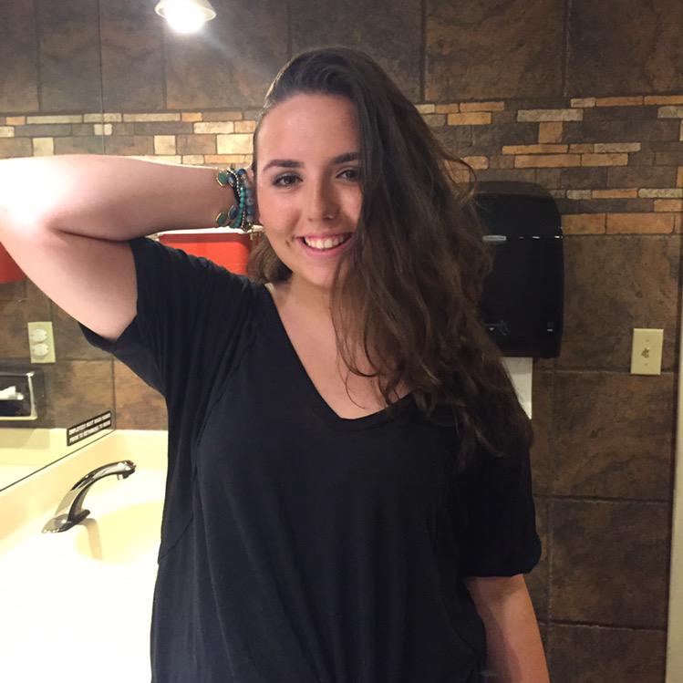 lexiweiner_'s tweet photo. omg i'm crying it looks like she shaved half her head😂😅 @cupofLIPTONtea http://t.co/NmfByzocSn