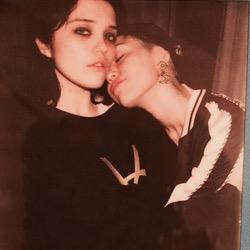 Hoje é aniversário da cantora e amiga de Miley, Sky Ferreira! Happy Birthday from Smilers 