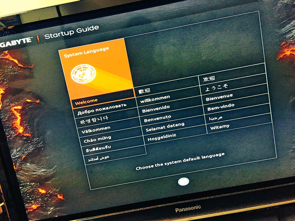 yoshiyuki_wolf's tweet image. 電源オン！無事問題なく起動です。
BIOSの設定画面からのOSのインストールです。
手持ちのディスプレイは現在仕事で使用中なのでTVに繋いでセットアップです（笑）
#PC組んでます #BIOS設定 #OSインストール