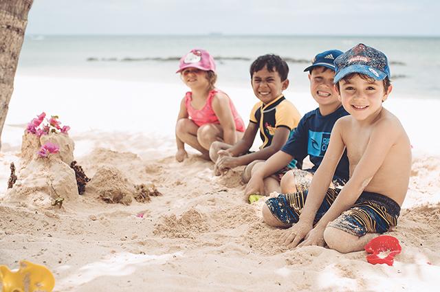 Детки на море. Дети на море. Море 2024 куда поехать с детьми летом. Дети на черном море. Море пляж семья.