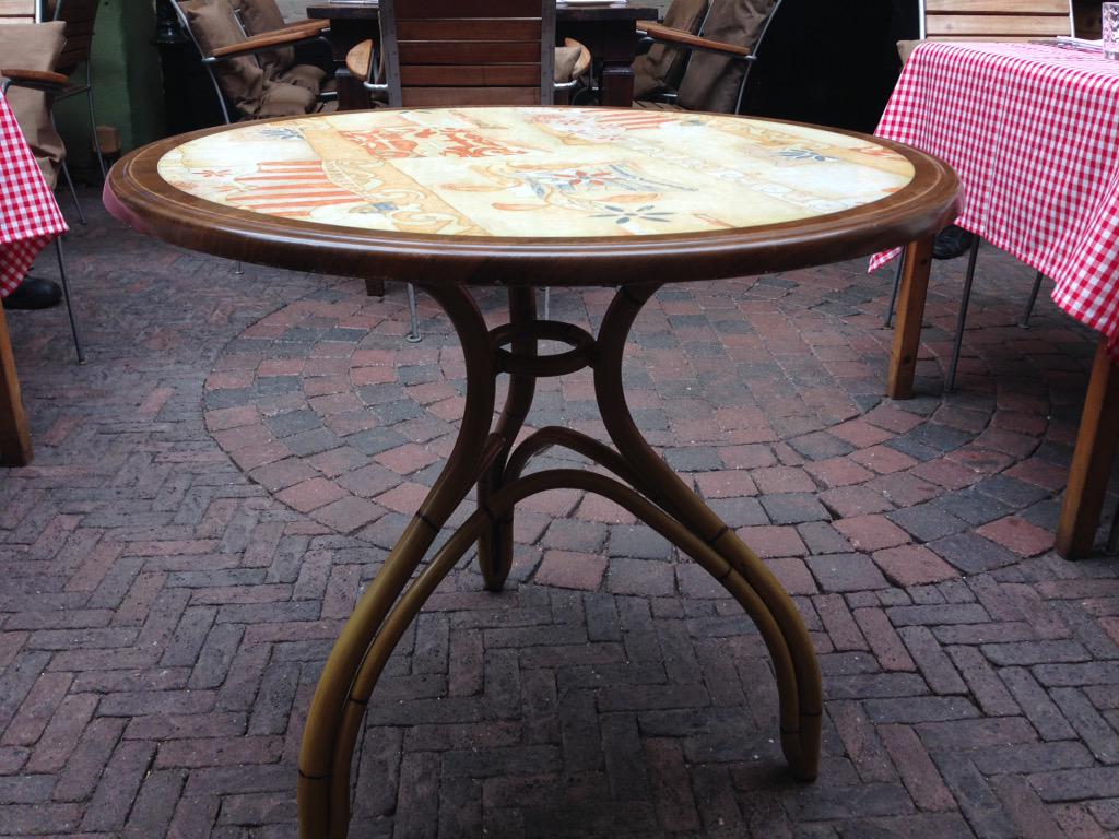 We hebben nog een paar terrastafels voor een habbekrats te koop. (Opslag opruimen).