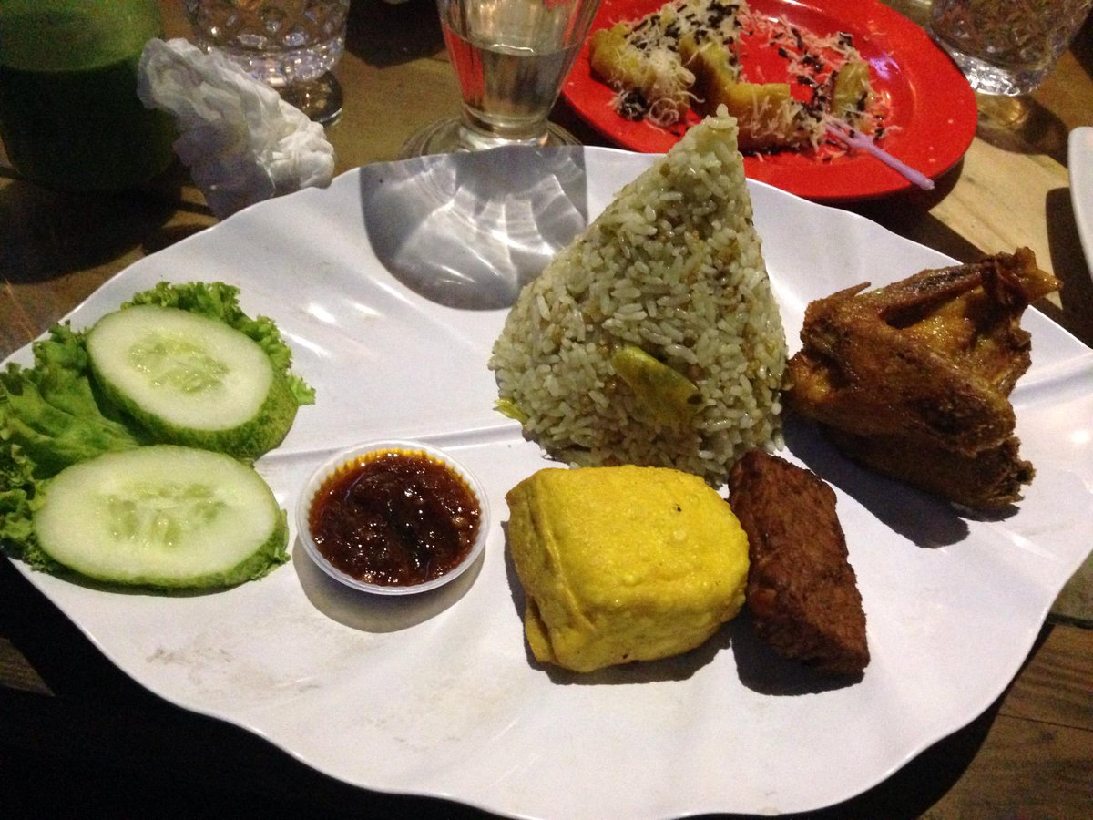 Bukber edisi nasi cikur (at <a href="/PasarCisangkuy/">PasarGroup</a> in Bandung, Jawa Barat) swarmapp.com/c/fcUqsSeIrZ3