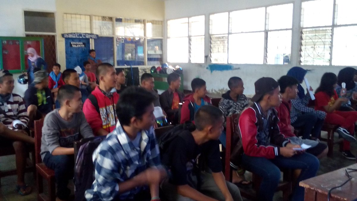 Pembagian formulir pada calon anggota.