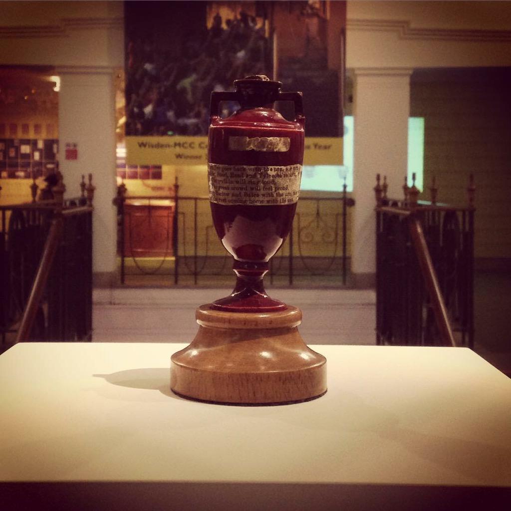 malkinandtoad's tweet photo. Fair play, gentlemen. May Australia behave more admirably on the pitch than we did at Wimbledon. #Ashes #Ashes2015 http://t.co/w3yNCiL5ta