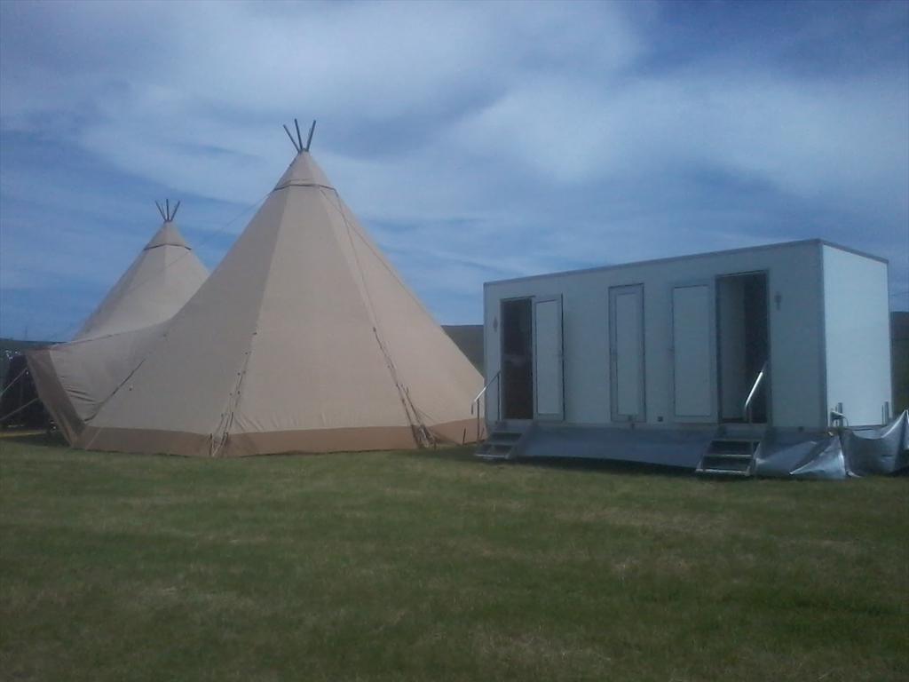 NWPortables's tweet image. Set up next to a @teepeetenthire #teepee #luxuryloo #wedding