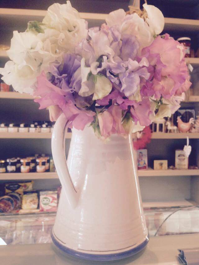 DeliFiley's tweet image. Our new lovely flowers.. how nice are our customers !! A lovely surprise😀🌼🌸🌹
