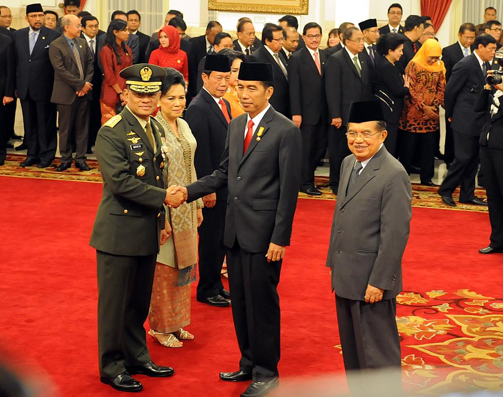 militerID's tweet photo. foto Pelantikan Panglima Tentara Nasional Indonesia (TNI) (8/7). Jayalah TNI ku di darat, laut &amp; udara Bravo!  http://t.co/HCzVFNC0bq