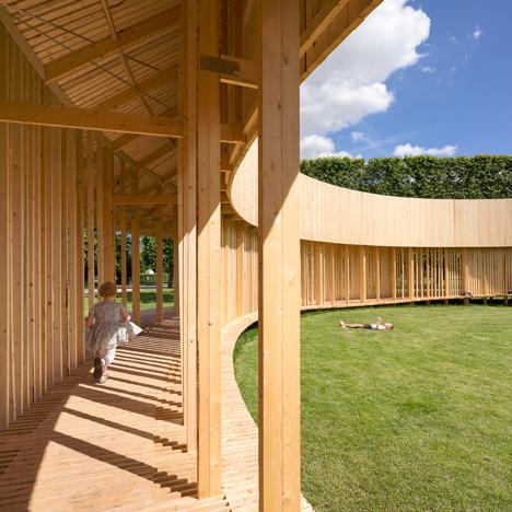 dezeen's tweet image. Ring-shaped pavilion of wooden walkways in Copenhagen castle grounds: dezeen.com/2015/07/07/mik… #architecture