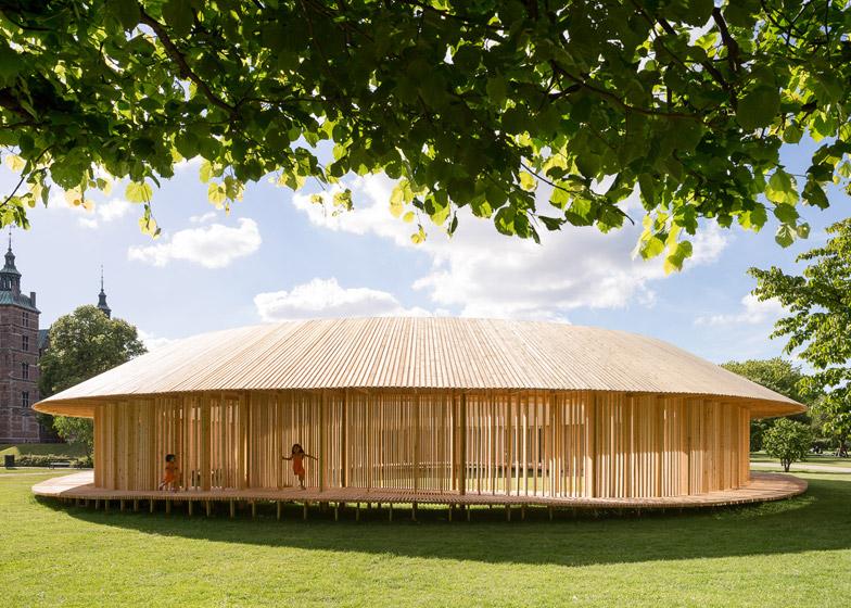 dezeen's tweet image. Ring-shaped pavilion of wooden walkways in Copenhagen castle grounds: dezeen.com/2015/07/07/mik… #architecture