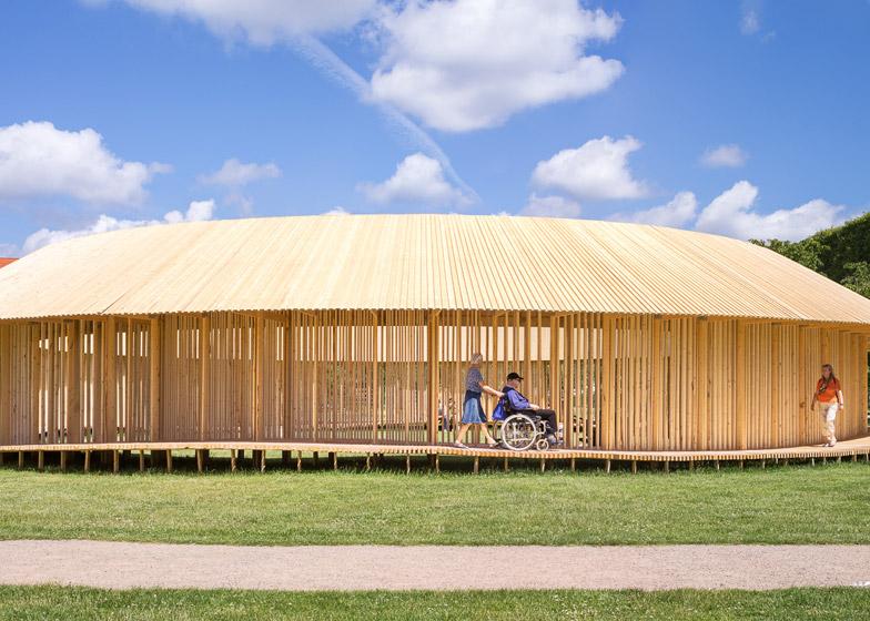 dezeen's tweet image. Ring-shaped pavilion of wooden walkways in Copenhagen castle grounds: dezeen.com/2015/07/07/mik… #architecture