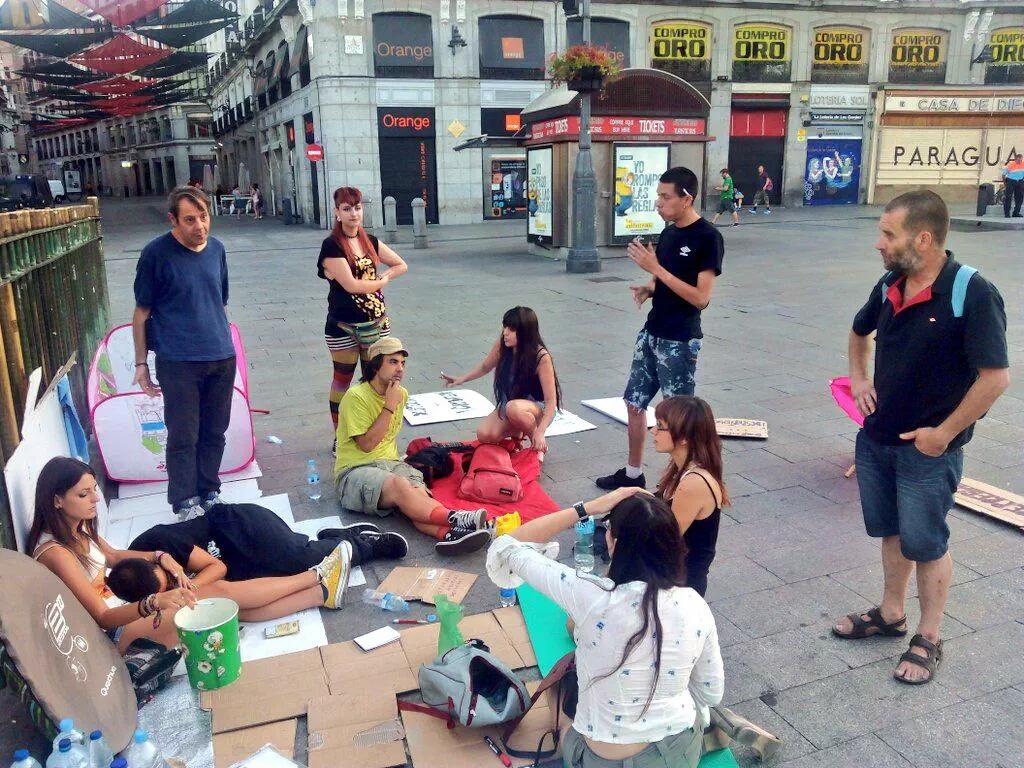 shul_evolution's tweet photo. Un grupo de personas llevan desde anoche acampados protestando por la #LeyMordaza.
@AcampadaMordaza  #Acampadamordaza http://t.co/YcUH8Zvoiq